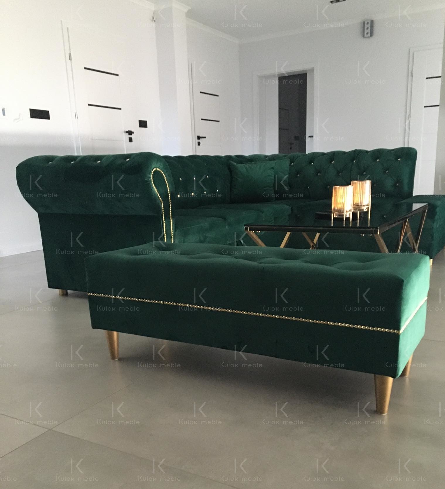 Pufa glamour do salonu w zielonym boso kolorze magic velvet 2225 ze złotymi dodatkami.